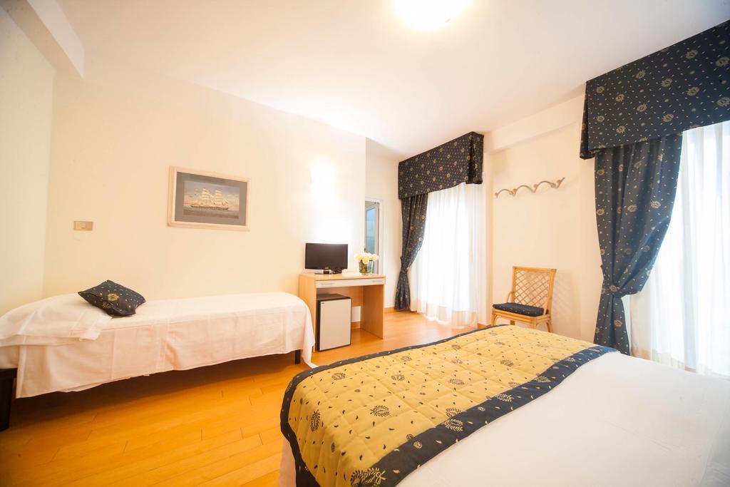 Hotel Mon Cheri Riccione Room photo